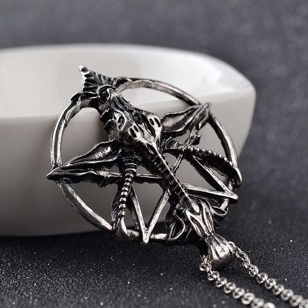 Vòng cổ Mặt Hình Đầu Lâu Và Ngôi Sao Thời Trang Cá Tính