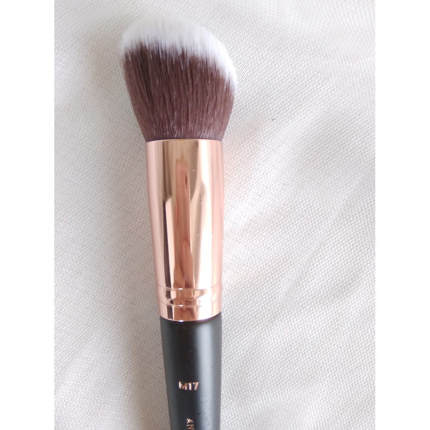 Cọ má xéo đánh khối Vacosi M17 Angled Kabuki