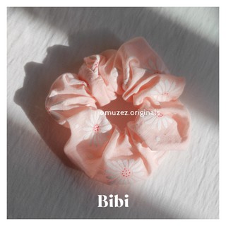 Bibi - Dây buộc tóc scrunchies họa tiết hoa nhí màu trắng nền hồng