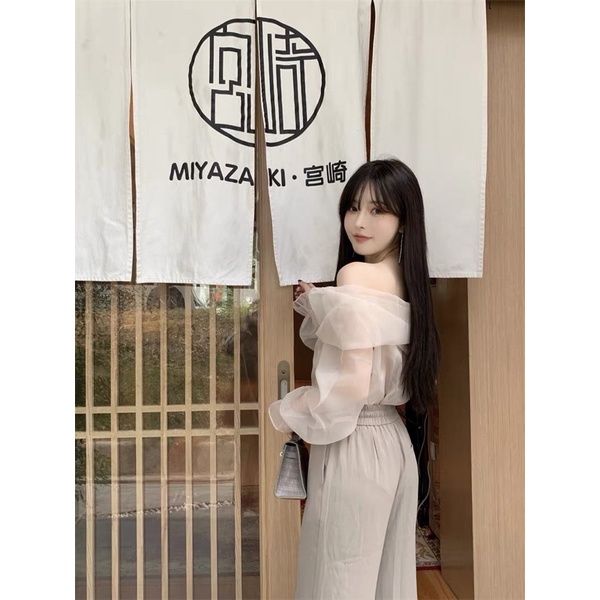 Áo trễ vai phối voan nhẹ nhàng nữ tính