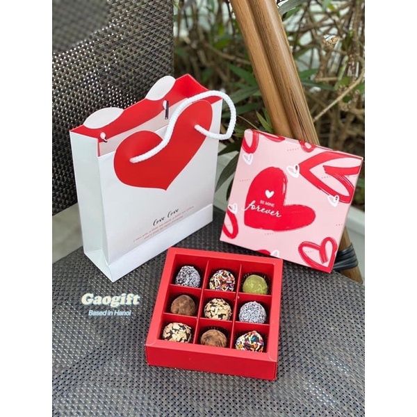 Hộp hồng đựng socola tim đỏ Be Mine Forever