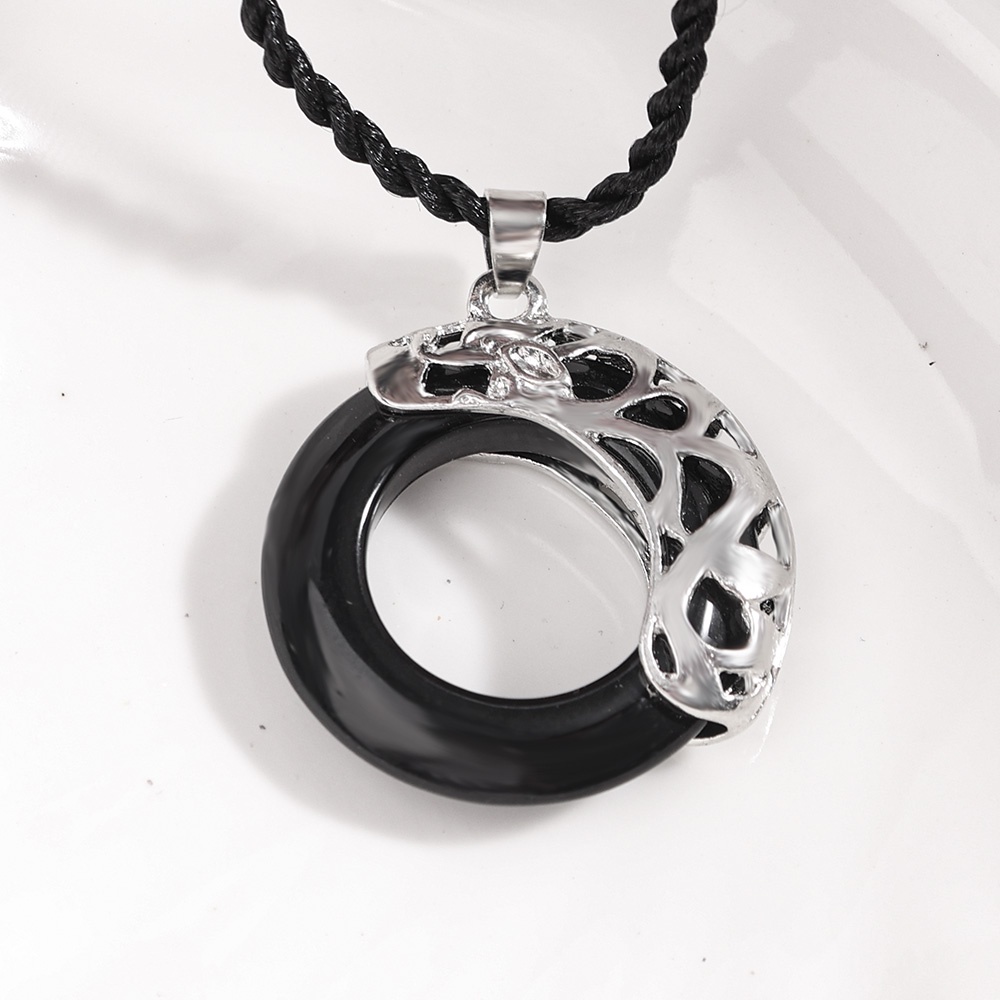 Set vòng cổ mặt tròn trắng và đen phong cách vintage cho cặp đôi (có bán lẻ)