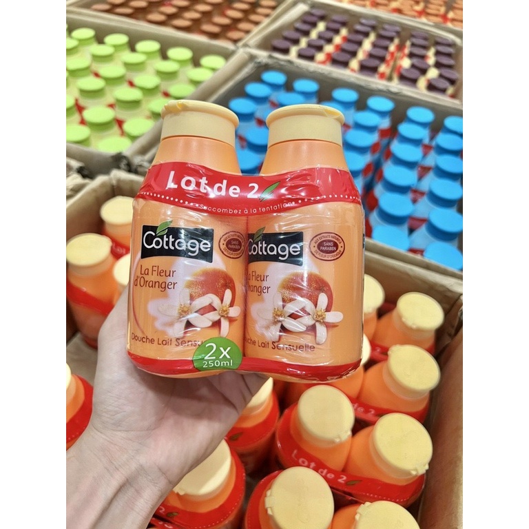 Một chai sữa tắm Cottage cực thơm