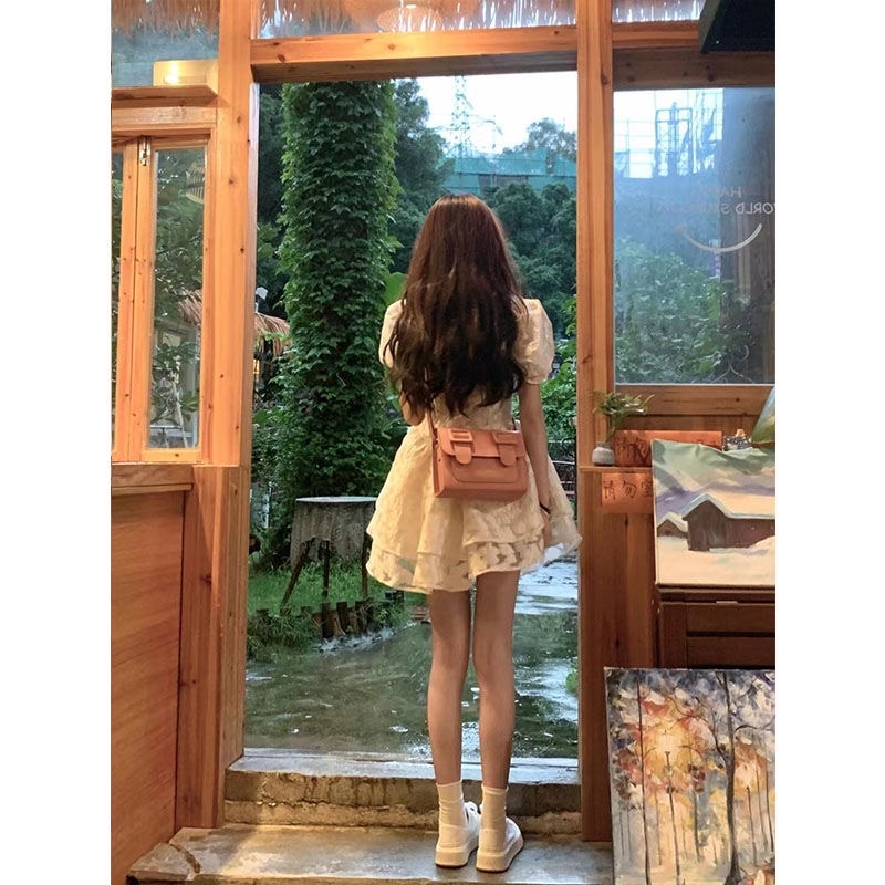 Váy minidress hoa nổi tocjean tay phồng màu be