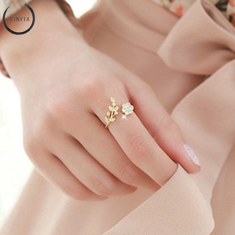 Nhẫn hình hoa lá thiết kế ấn tượng