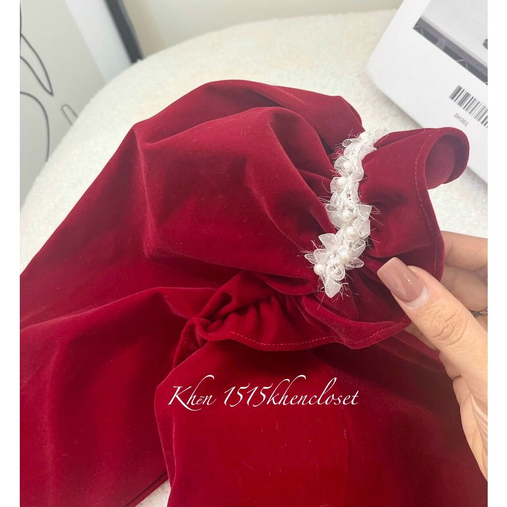Đầm nhung đỏ xoè viền hoa vai tay dài