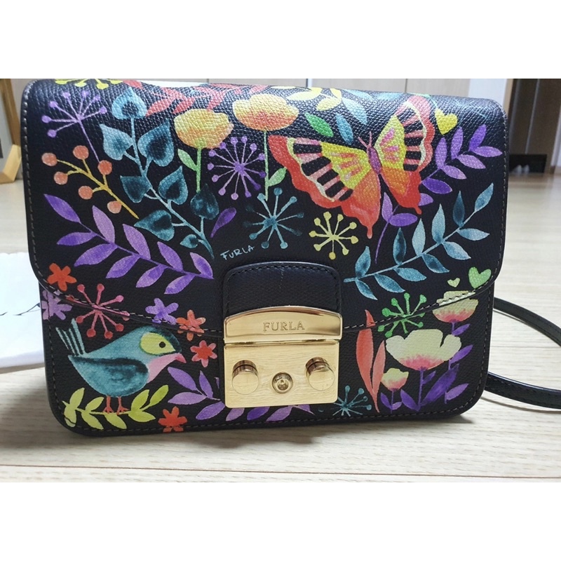 THANH LÝ TÚI MINI METROPOLIS FURLA MÀU ĐEN SIZE 21, HOẠ TIẾT HOA LÁ CÀNH