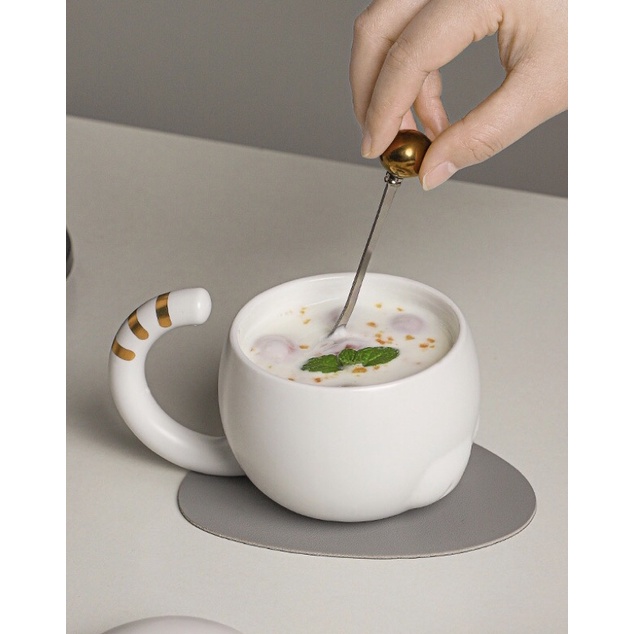 Ly Cốc Sứ Mèo Mập Quai Cầm Đuôi Mèo Dễ Thương Dung Tích 330ml Kèm Thìa