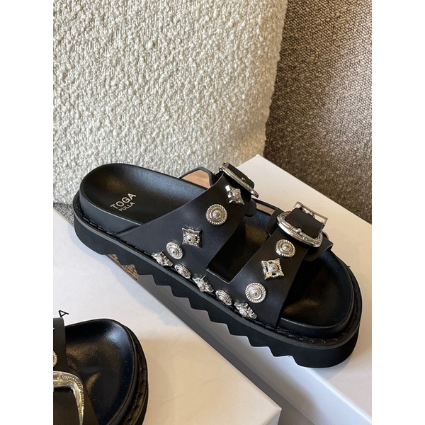 Dép quai ngang hai quai cao cấp thương hiệu Toga Pulla 2022 đính hoạ tiết trang trí