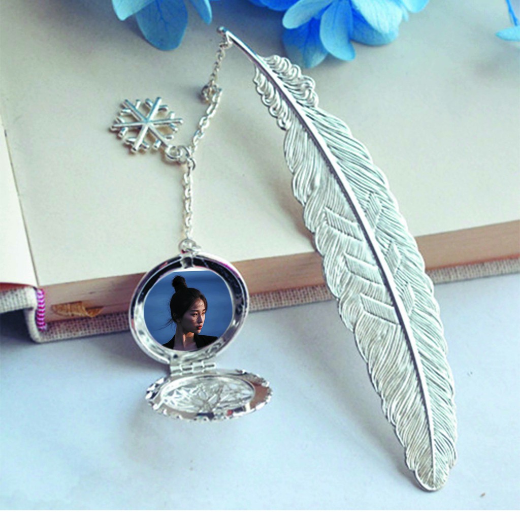 ( không kèm hộp ) Bookmark lông vũ gắn điệp in hình ĐẶNG LUÂN DƯƠNG TỬ CÚC TỊNH Y kim loại mỏng