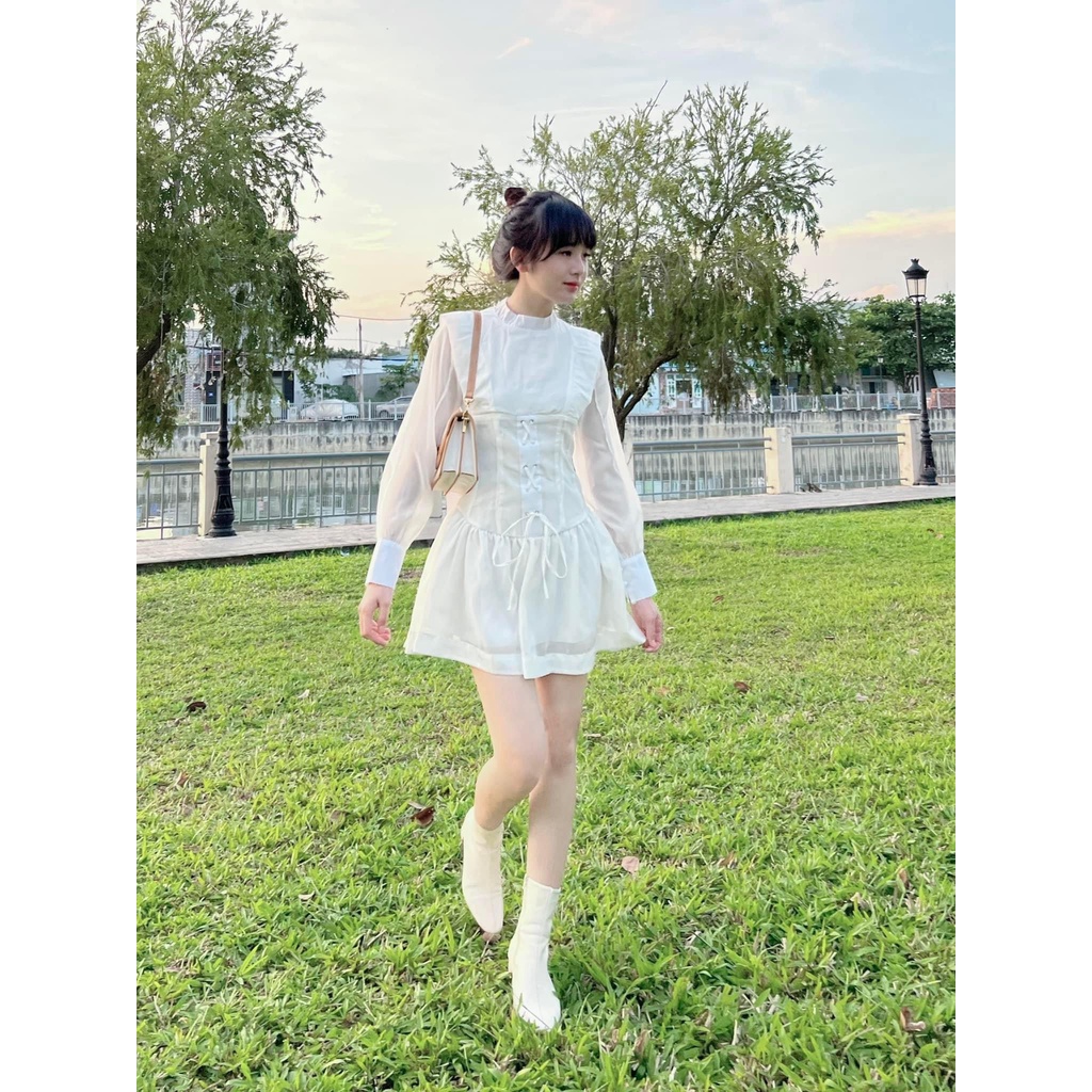 Đầm Trắng Tay dài JOYCE DRESS thiết kế nữ tính và tinh tế hiện đại với chiếc corset ôm trọn body xoè nhẹ phần đuôi váy