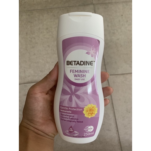 Dung dịch vệ sinh BETADINE Feminine wash Chai 250ml Duy trì độ PH dưỡng ẩm và làm sạch vùng Kí...nnn