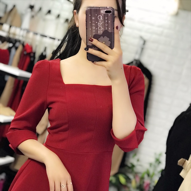 Váy đỏ cổ vuông tay lỡ