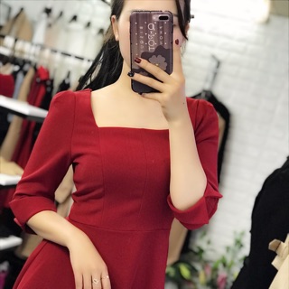 Váy đỏ cổ vuông tay lỡ