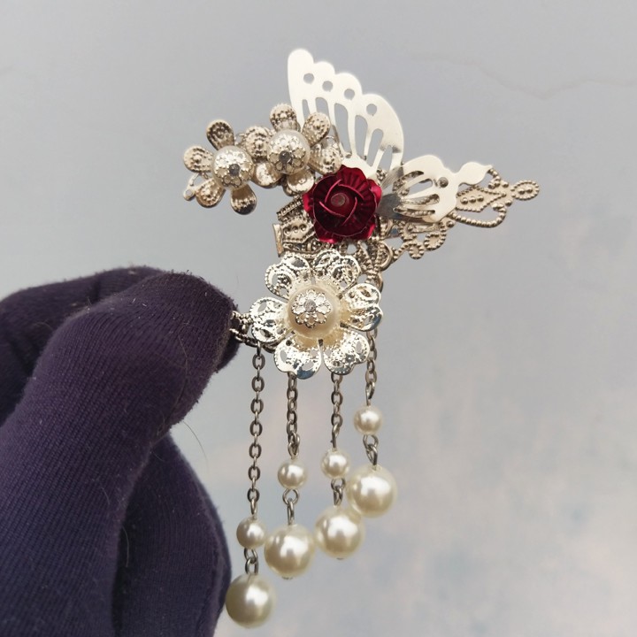 Kẹp tóc cổ trang họa tiết hoa bướm kèm tua rua chuỗi hạt