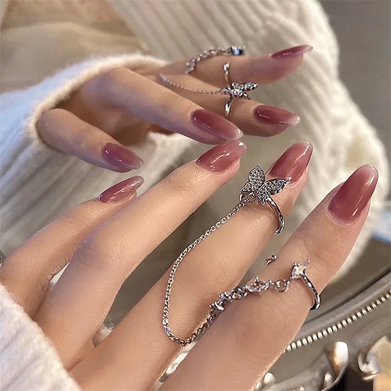 Nhẫn đeo ngón tay mặt bươm bướm phối chuỗi dây tua rua liên kết hợp thời trang