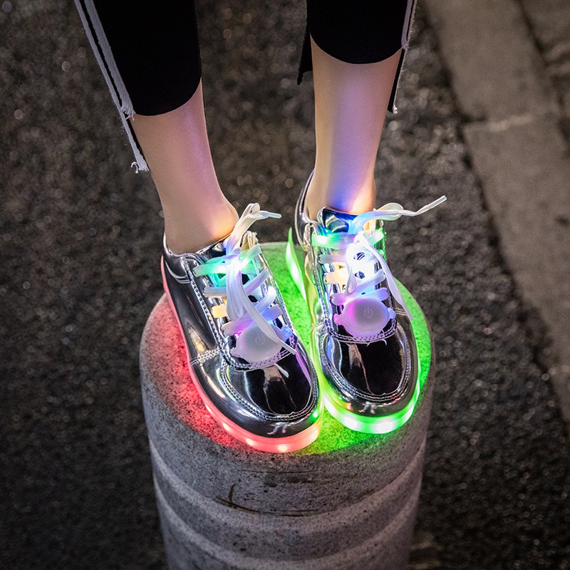 giày phát sáng bạc bóng - phát sáng đèn led 7 màu 8 chế độ công tắc tùychỉnh