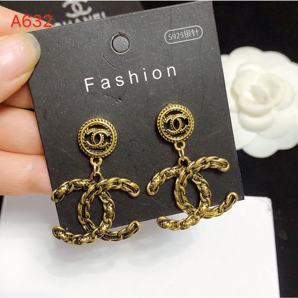 Khuyên Tai Dạng Tròn Bằng Thép Titan In Logo Thời Trang Dành Cho Nữ