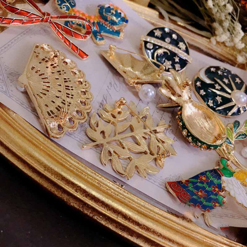 Ghim Cài Áo Hình Cung Điện Tráng Men Phong Cách Vintage