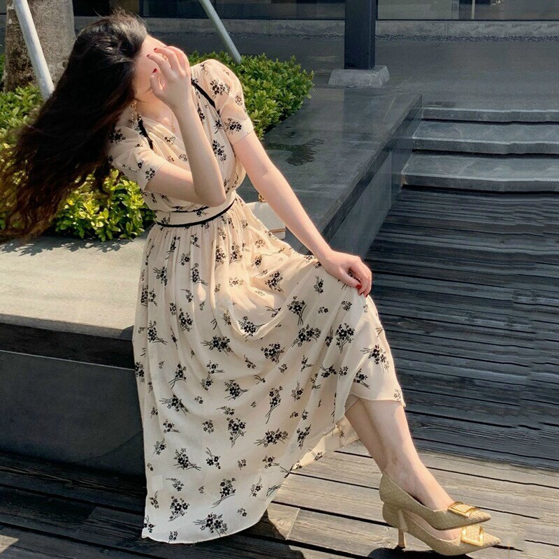 Đầm be thân dài họa tiết hoa đen phối hợp cổ chữ V nhign sang chảnh trẻ trung cho các nàng đi dự tiệc đi dạo phố