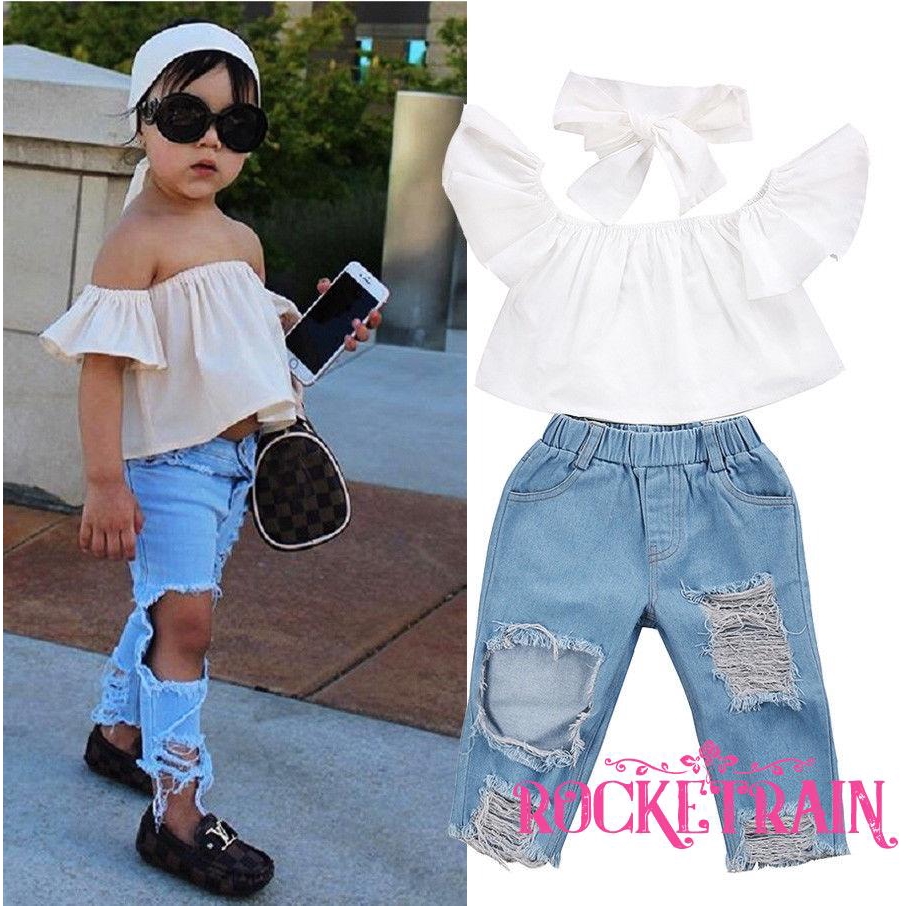 Bộ trang phục áo không vai có bèo nhún với băng đeo đầu trắng kèm quần jean vải denim kiểu rách nhiều size đa dạng