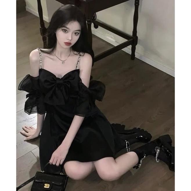 Đầm đen 2 dây rớt vai voan nơ ngực