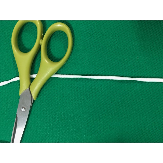 Thun trắng 3 li may khẩu trang, 15.000 đồng/10 mét.