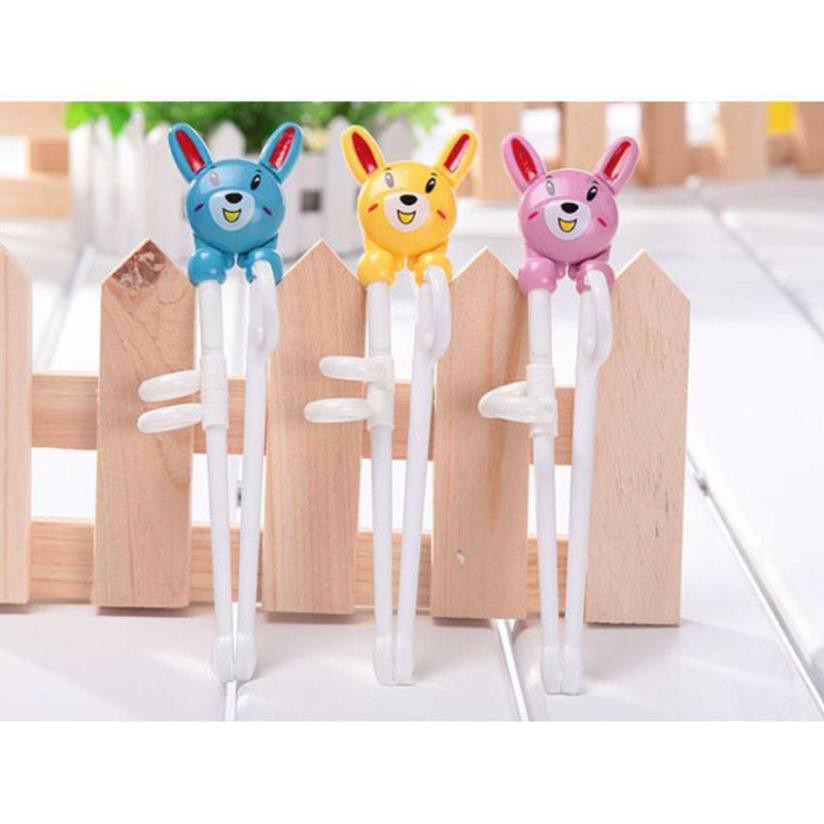 Đũa tập ăn xỏ ngón hoạt hình cho bé