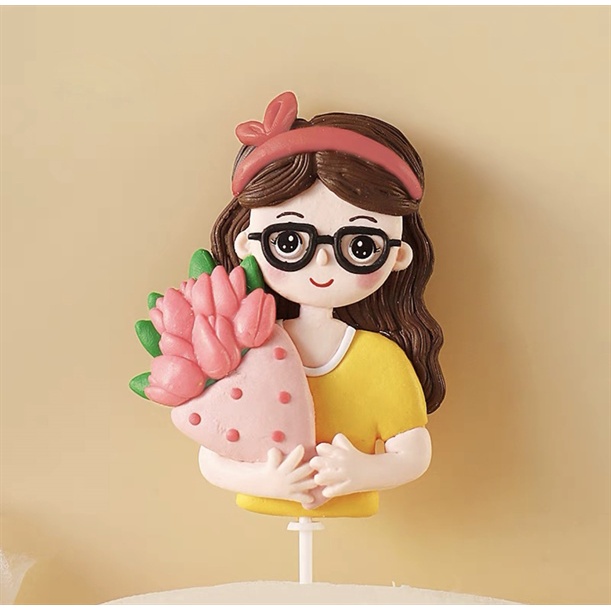 Trang trí gốm mềm cô giáo cầm hoa (đeo kính)