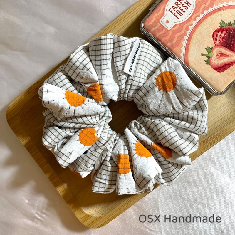 Dây cột tóc scrunchie caro hoa cúc trắng Handmade - OSX Handmade