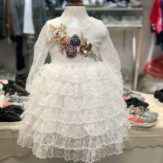 Váy công chúa phối ren dài tay , có gắn hoa ở ngực. Hàng váy thiết kế ren mềm mại , sang chảnh hết mức ạ