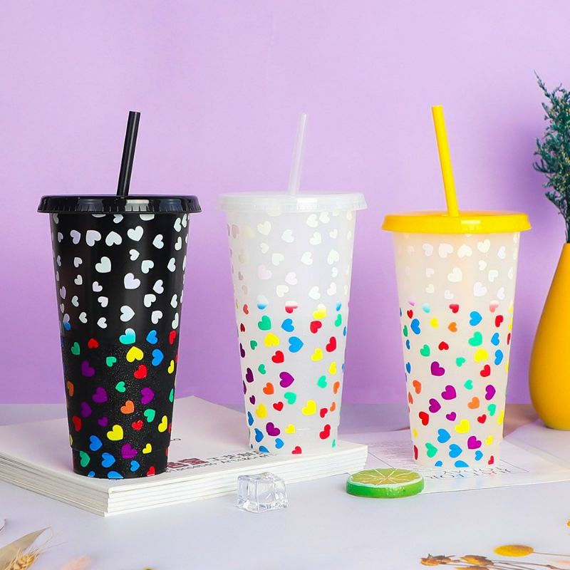 Ly đổi màu khi đựng nước lạnh. Cốc đổi màu hình tim khi đựng nước lạnh