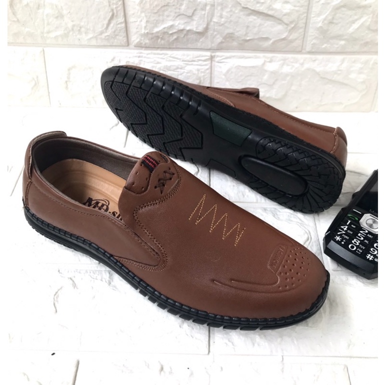 Giày lười nam mẫu mới..chất liệu da bò..đế cao su non cao cấp..mã LC04..màu vàng bò..sang trọng lịch lãm