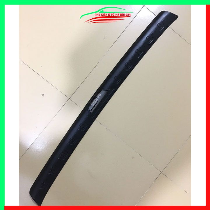 Ốp chống trầy cốp ngoài nhựa đen Innova 2008-2016 dán cốp sau chống xước trang trí xe