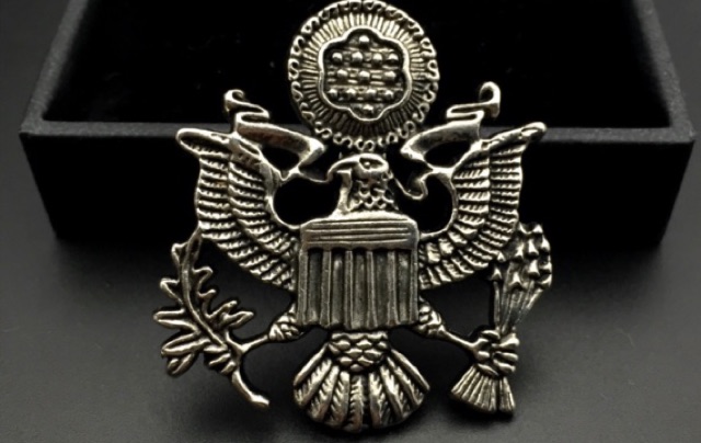 Cài áo vest nam - phong cách Châu Âu