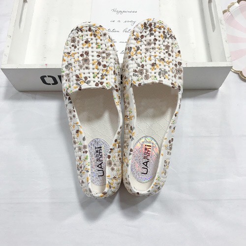 Giày nhựa đi mưa, đi biển họa tiết hoa vàng - Chất liệu siêu nhẹ | BigBuy360 - bigbuy360.vn