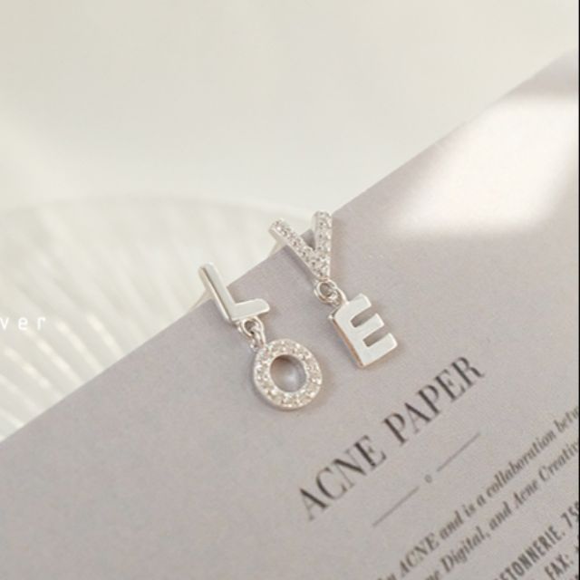 Bông tai 1 bên LO & 1 bên VE tạo thành chữ LOVE tòn ten (Có thể phối kiểu thành 1 hộp quà tặng độc đáo)