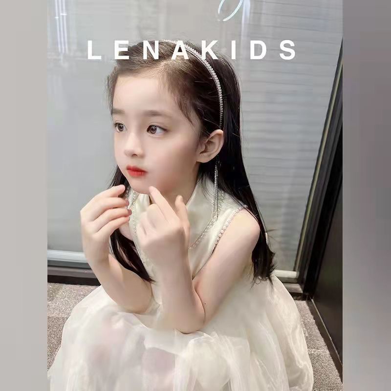 Đầm Công Chúa Màu Trắng Đính Hoa Cho Bé Gái