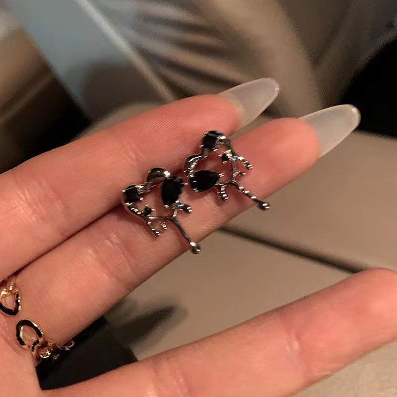 Đôi hoa tai hình trái tim đính đá thời trang dành cho nữ