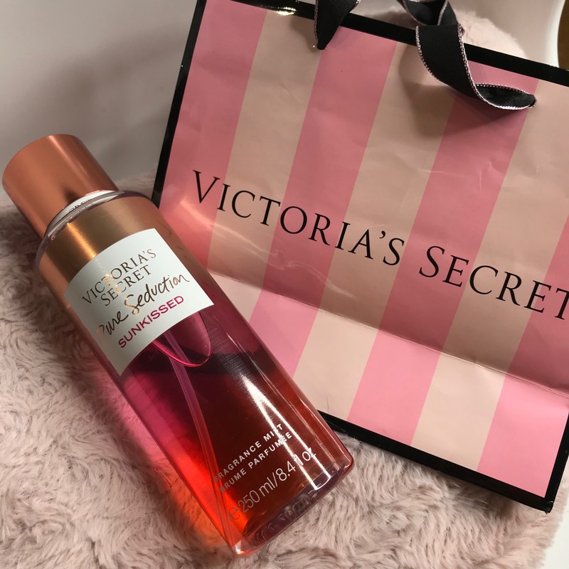 [𝐅𝐞𝐦𝐦𝐢𝐞💝] VICTORIA'S SECRET® Xịt Thơm Toàn Thân Body Mist -  Bare Vanilla Sunkissed 250ml 💘Chính Hãng💘