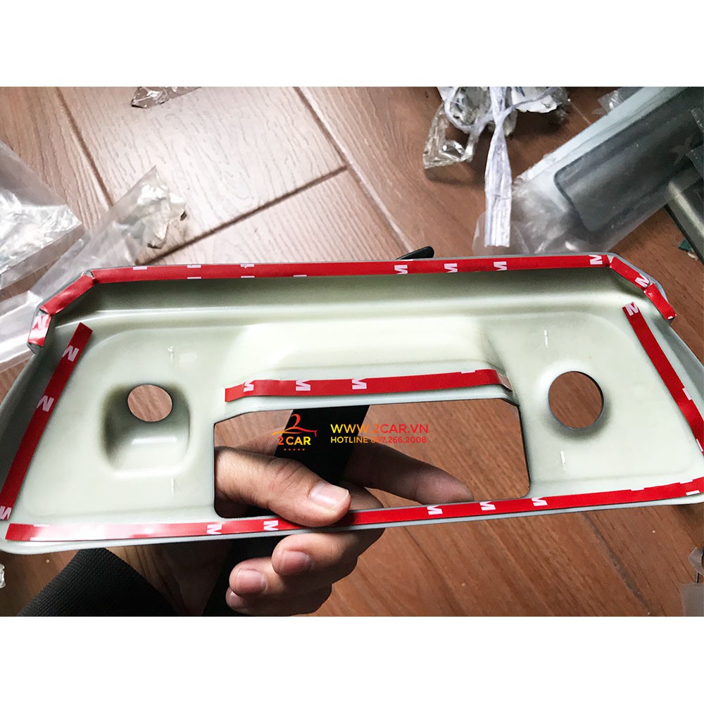Ốp tay mở cốp xe Nissan Navara nhựa đen