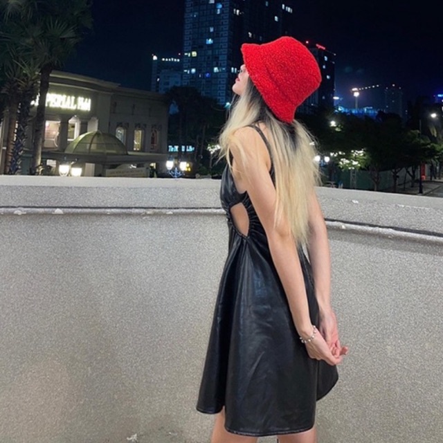 Đầm da nữ hai dây khoét eo hở lưng quyến rũ