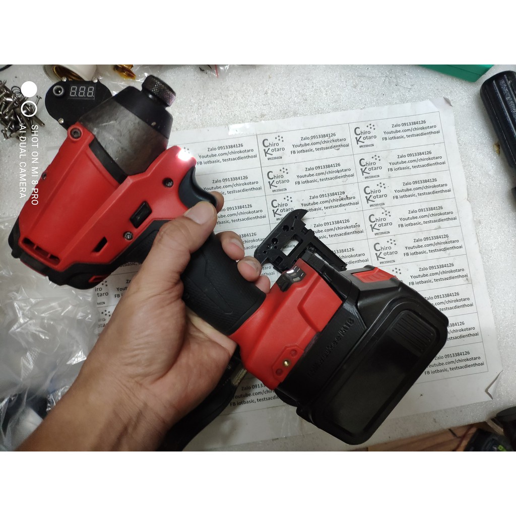 Đế chuyển pin máy khoan, vit Milwaukee M18 sang dùng hộp pin cài Makita