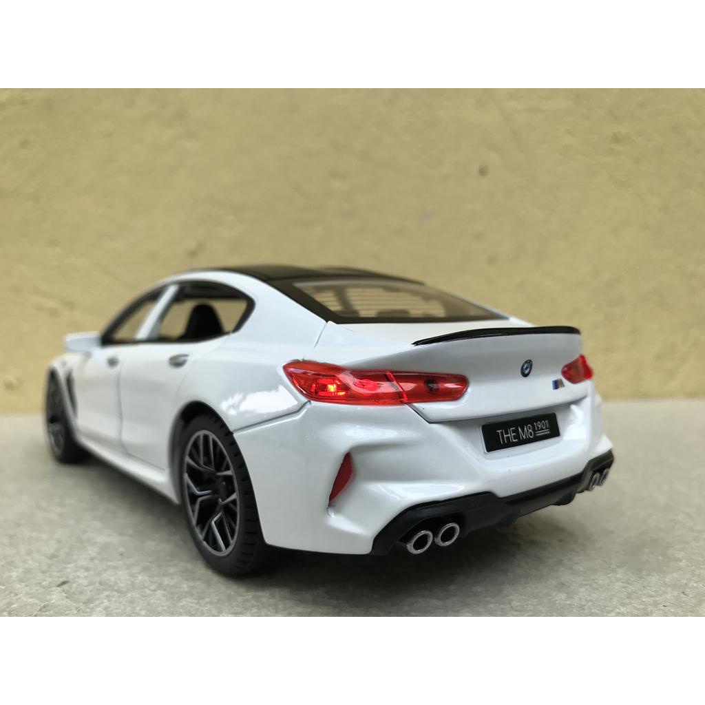 Mô hình xe BMW M800i 2023 1:24