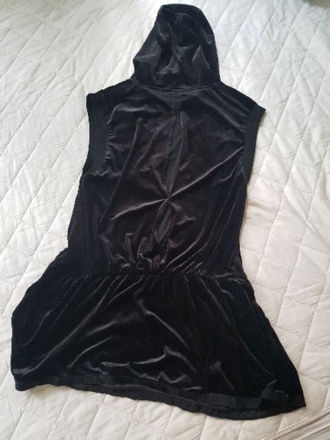 Đầm nhung dáng hodding xẻ lưng