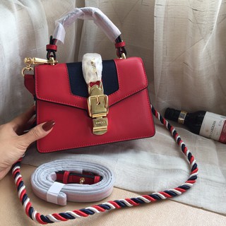 Túi xách Gucci Sylvie có tay cầm super vip