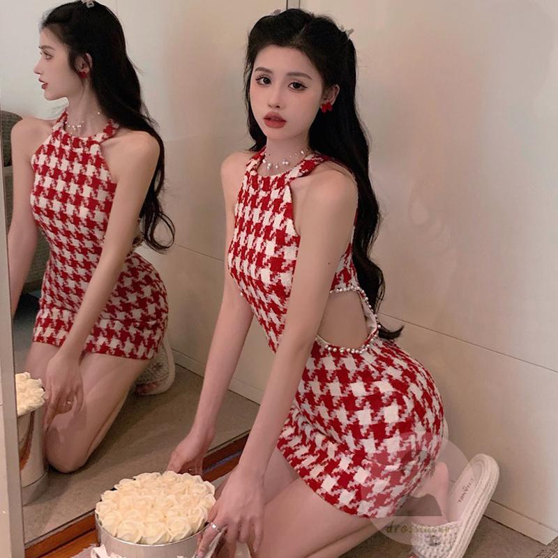 Đầm Dáng Ôm Sát Nách Cổ Yếm Khoét Lỗ Đính Đá Lấp Lánh