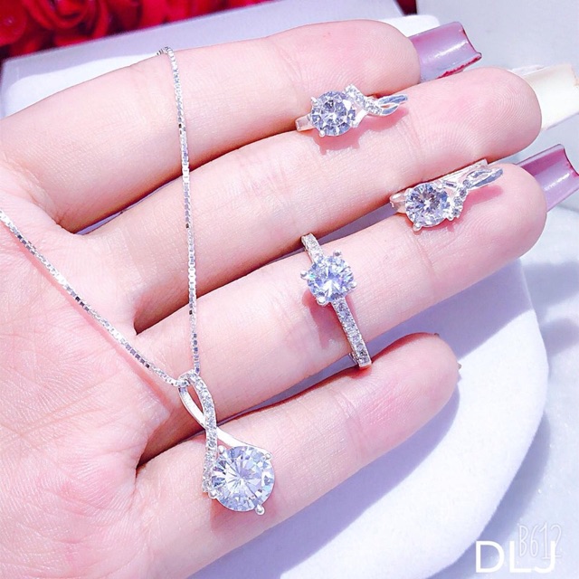 Dây chuyền bạc mặt đính đá trắng tự nhiên