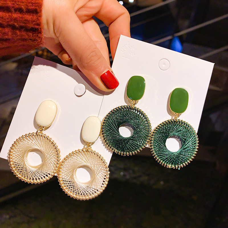 Bông tai nữ sen hình vòng tròn bọc thiết kế thích hợp bông tai retro khí thời trang hoang dã