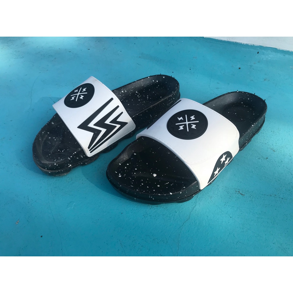 Xả kho dép lên hình tia sét